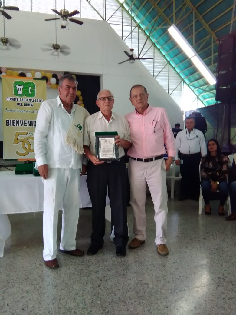 Reconocimiento del Comité de Ganaderos del Huila a Rafael Azuero Borrero, ganadero, veterinario e hijo del fundador del Comité.